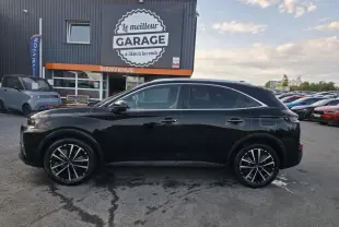 DS7 Crossback E-Tense 225 noir en profil droit, avec jantes alliage 19'' et barres de toit aluminium visibles.
