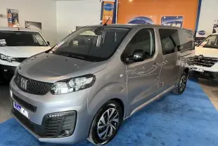 Vue 3/4 avant droite d'un FIAT Scudo cabine approfondie gris Artense métallisé avec jantes alliage et vitres teintées en showroom.