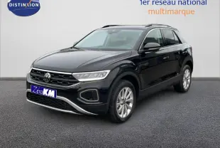 Volkswagen T-Roc noir grenadilla métal en 3/4 avant droit, avec jantes alliage et calandre distinctive.
