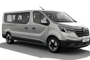 Renault Trafic Combi gris Highland vu en 3/4 avant droit, avec rampes d'accès amovibles pour fauteuil roulant.