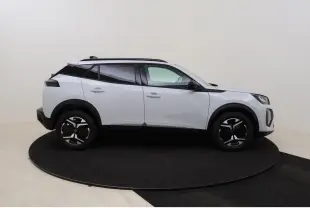 Peugeot 2008 blanc Okenite vue de profil côté gauche, avec barres de toit noir brillant et jantes stylées.
