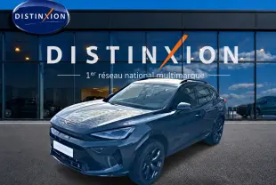 Vue 3/4 avant droite d'une CUPRA Formentor 1.5 etsi hybrid bleu fjord avec jantes noires devant un showroom Distinxion.