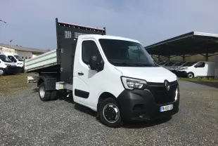Renault Master Châssis cabine blanc en 3/4 avant droit, avec benne basculante et grille de protection noire.