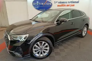 Audi Q3 Sportback noir vue 3/4 avant droit, mettant en valeur ses jantes alliage et calandre distinctive.