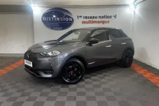 DS3 Crossback BlueHDi 110 gris foncé en 3/4 avant droit avec jantes noires et toit noir dans un showroom.