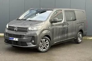 Vue 3/4 avant droit d’un Citroën Jumpy XL gris titane avec jantes alliage 17 pouces et calandre noire.