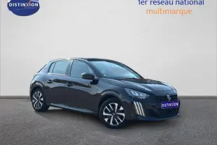 Peugeot 208 noir Perla Nera vue 3/4 avant droit, avec jantes alliage et feux LED verticaux distinctifs.