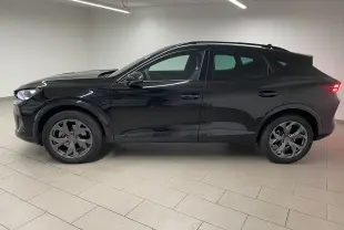 Vue de profil côté gauche du CUPRA Formentor 2.0 TDI 150 DSG7 en noir minuit avec feux arrière allumés dans un intérieur neutre.