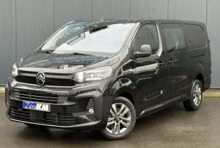 Vue 3/4 avant du Citroën Jumpy XL noir Perla avec jantes alliage 17'' grises sur sol mouillé.