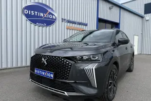 DS7 BlueHDi 130 Pallas gris titane en 3/4 avant droit, avec calandre distinctive et feux LED verticaux.
