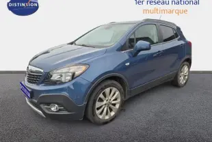 Opel Mokka bleu outremer en 3/4 avant droit, avec jantes alu et calandre chromée visible sur fond neutre.