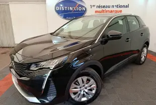 Peugeot 3008 noir vue 3/4 avant droit, avec phares LED et jantes alliage, en intérieur showroom.