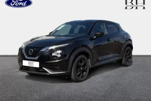 Nissan Juke noir métallisé vu en 3/4 avant droit, avec jantes noires et calandre distinctive au design moderne.