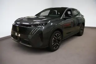 Peugeot 3008 Hybrid gris Titane en 3/4 avant droit, avec calandre noire et jantes alliage 19 pouces.