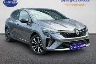Renault Clio 2025 gris schiste vue 3/4 avant droit, calandre noire et jantes alliage distinctives.
