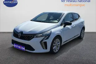 Renault Clio blanche vue 3/4 avant droit, avec calandre noire et feux LED distinctifs, sur fond neutre.