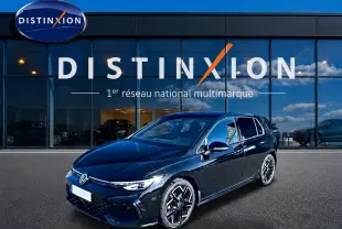 Volkswagen Golf 1.5 etsi evo2 150 R-Line noir vue 3/4 avant avec jantes noires et calandre sportive.