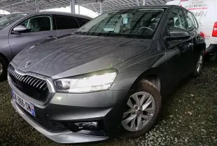 Vue 3/4 avant droite d'une Skoda Fabia gris graphite 2022 avec phares allumés et jantes alliage 15 pouces.