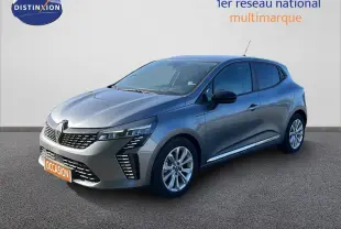 Renault Clio 2025 gris schiste métal vue 3/4 avant droit, avec calandre distinctive et feux LED modernes.