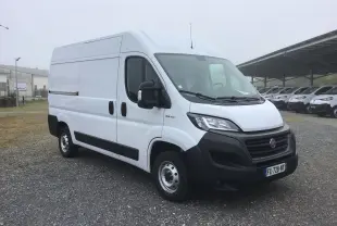 FIAT Ducato Fourgon blanc vu en 3/4 avant droit, avec pare-chocs noirs et grandes portes latérales coulissantes.
