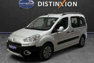 Peugeot Partner Tepee gris aluminium vu en 3/4 avant droit, avec barres de toit et jantes spécifiques.