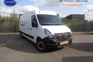 Opel Movano Fourgon blanc polaire vu en 3/4 avant droit sur parking extérieur avec plaque occasion visible