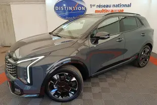 KIA Sportage 2026 gris foncé en 3/4 avant droit, avec phares LED verticaux et jantes noires distinctives.