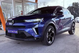 Renault Captur E-Tech hybride 2025 bleu Iron Metal avec toit noir, vu en 3/4 avant droit sous abri.