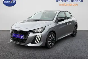 Peugeot 208 gris Artense métal vue 3/4 avant droit, avec calandre noire et feux LED verticaux distinctifs.
