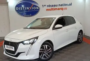 Peugeot 208 blanc vue 3/4 avant droit, avec phares LED allumés et jantes alliage distinctives.