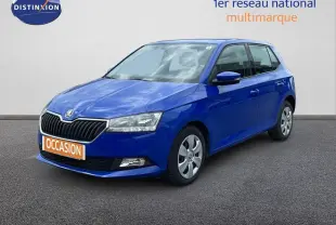 SKODA Fabia 1.0 TSI bleu énergie vue 3/4 avant droit sur fond neutre avec plaque "OCCASION" orange.