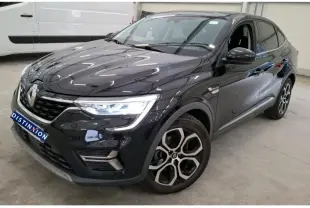 Renault Arkana noir 2022 en 3/4 avant droit, avec phares allumés et jantes alliage distinctives.