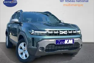 Vue 3/4 avant d'un Dacia Duster 1.2 hybrid-G vert cèdre métallisé avec calandre distinctive et jantes alu.
