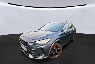 Vue 3/4 avant droit d'un CUPRA Formentor gris avec jantes alliage noires et détails Copper stylisés.