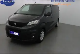 Vue 3/4 avant d'un Peugeot Expert Fourgon noir métal 2022 en intérieur, avec calandre et phares visibles.