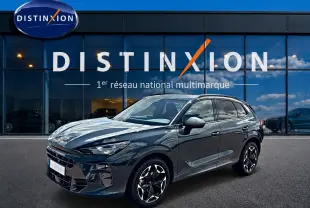 Vue 3/4 avant droite d'une CUPRA Terramar 2026 bleu fjord avec jantes 19 pouces devant une vitrine Distinxion.