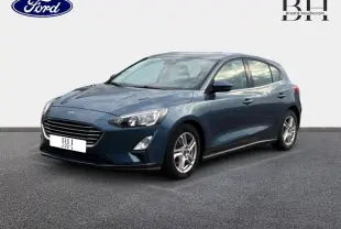 Vue 3/4 avant droit d'une Ford Focus 1.5 EcoBlue bleu azur métallisé avec jantes alu et calandre noire.