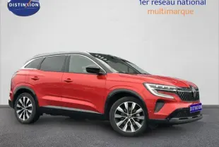 Renault Austral Rouge Flamme en 3/4 avant droit, SUV hybride avec jantes alliage et toit noir contrasté.