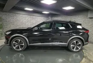 Vue de profil côté gauche du CUPRA Formentor noir avec jantes alliage et détails gris contrastants sur les bas de caisse.