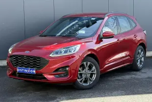 Ford Kuga 2024 rouge Lucifer en 3/4 avant droit, avec calandre noire et jantes alliage 18 pouces.