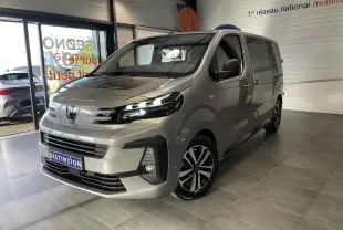 Vue 3/4 avant droit du Peugeot Expert Fourgon gris Artense avec jantes alliage et calandre distinctive showroom.