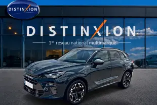 Vue 3/4 avant droit d'un CUPRA TERRAMAR 2026 bleu fjord avec jantes 19 pouces devant un showroom Distinxion.