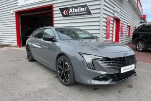 Peugeot 508 SW gris Selenium vue 3/4 avant, avec calandre noire et jantes alliage noires distinctives.