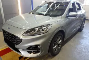 Vue 3/4 avant droit du Ford Kuga 2.0 EcoBlue gris Solar avec calandre noire et jantes alliage 18 pouces.