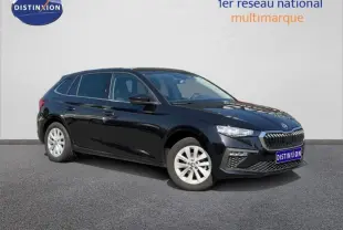 SKODA SCALA noir Magic nacré vue 3/4 avant droit, avec calandre chromée et jantes alu blanches.