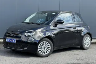 Fiat 500 électrique noir Onyx vue 3/4 avant droit, avec jantes blanches et calandre distinctive 500.