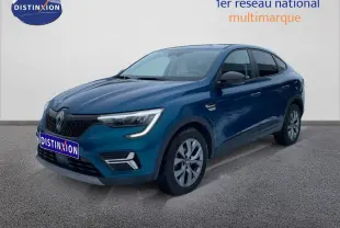 Renault Arkana bleu Zanzibar métal en 3/4 avant droit, SUV hybride essence avec signature lumineuse LED distinctive.