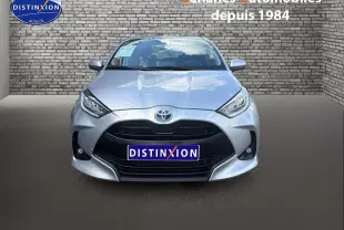 Vue avant d'une Toyota Yaris Hybrid 116h 2023 en peinture métallisée argentée, avec calandre noire et phares LED.