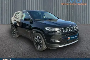 Jeep Compass noir 2024 en 3/4 avant droit, avec jantes alliage 18 pouces et calandre distinctive à sept fentes.