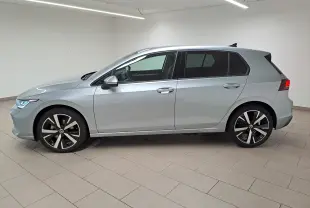 Vue de profil côté gauche d'une Volkswagen Golf 1.5 TSI 116 BVM6 VW Edition argent Dolomite avec jantes alliage 18 pouces Catania.